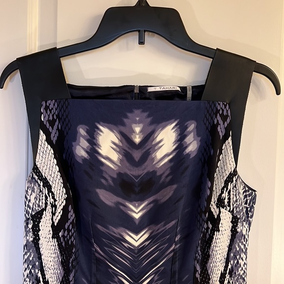 T Tahari Sexy Snake Skin Blue & White pattern sz 4 - Picture 3 of 8